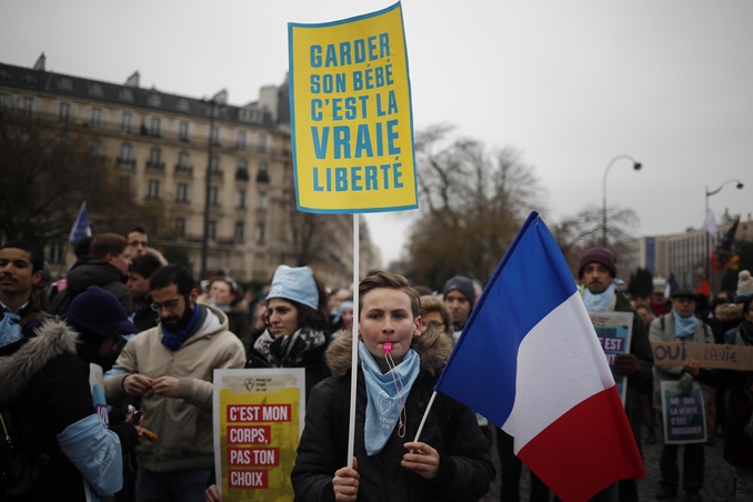 I francesi vogliono più aiuti alle madri, non più accesso all’aborto